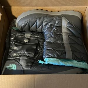 New in box Womens thermoball bootie by north face.  Size 7, grey with aqua
